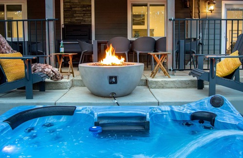 Alta House | New luxury home in the Sierra Mountains, hot tub