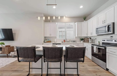 Youngsville Condo | New Luxury Home King Bed Garage