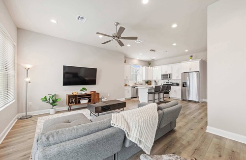 Youngsville Condo | New Luxury Home King Bed Garage