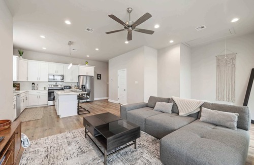 Youngsville Condo | New Luxury Home King Bed Garage