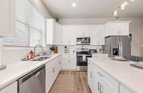Youngsville Condo | New Luxury Home King Bed Garage