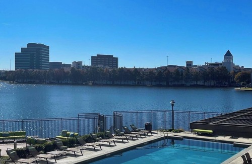Las Colinas Apartment | ⭐️New⭐️ Luxury King Suite Near Airport | Lake View | Fast WIFI | FREE Parking