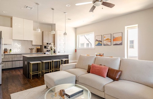 Tobin Hill House | New Luxury/modern Townhome just steps away from The Pearl & minutes to Downtown