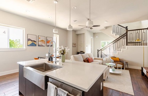 Tobin Hill House | New Luxury/modern Townhome just steps away from The Pearl & minutes to Downtown
