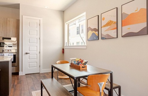 Tobin Hill House | New Luxury/modern Townhome just steps away from The Pearl & minutes to Downtown