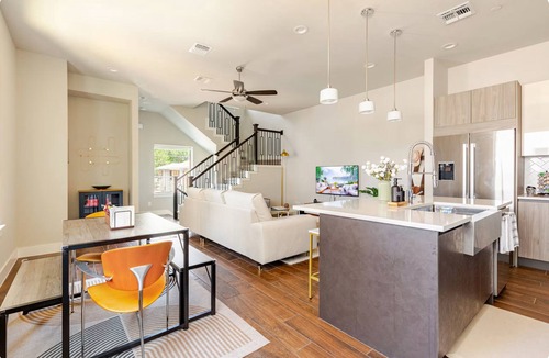 Tobin Hill House | New Luxury/modern Townhome just steps away from The Pearl & minutes to Downtown