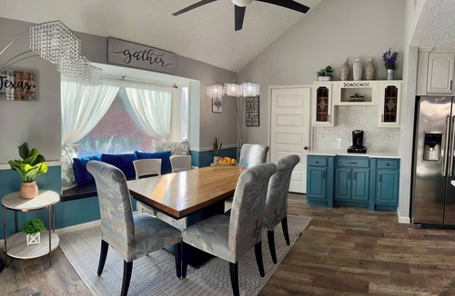 Barker House | NEW Luxury Renovation - 4BR/3BA - Kings - Smart TVs - Katy ISD - Holiday Ready