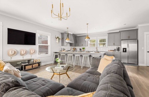 East Nashville House | New Luxury Southern Charm - 4BR - Walk Everywhere