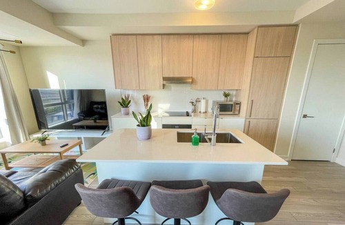 Richmond Hill House | New Luxury Townhome in Richmond Hill - Clean, Comfortable, Parking, Cozy, Quiet