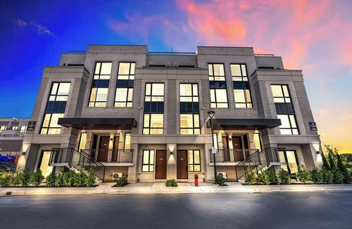 Richmond Hill House | New Luxury Townhome in Richmond Hill - Clean, Comfortable, Parking, Cozy, Quiet