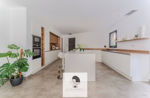 Castelnau-le-Lez Villa | New Luxury Villa with Pool for Rent by the Week in Castelnau-le-Lez