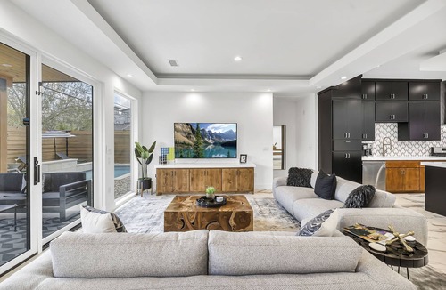Galindo House | NEW Luxury Villa 5 min to SoCo &DT+Pool+Sleeps 20