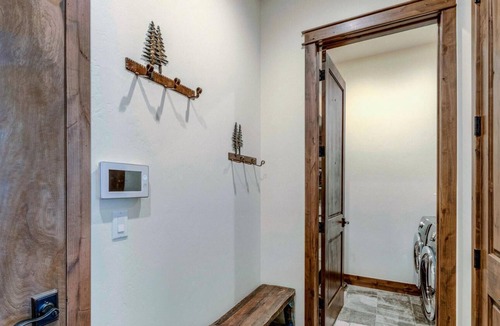 Winter Park Ski Chalet | New Luxury Villa 617 Next To Resort/Hot Tub & Views - $500 FREE Activities & Equipment Rentals Daily