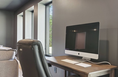 Cape Neddick Cabin | NEW Luxury York Cabin - Sauna, Game Room, Gym - Close to Ogunquit