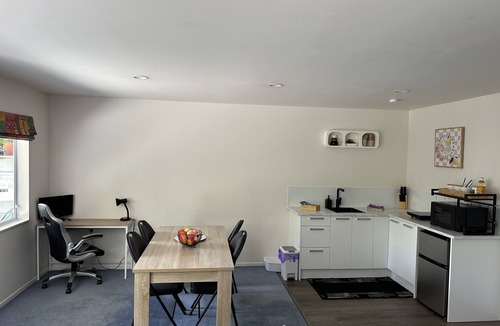 Auckland Apartment | New Lynn Self-Contained Unit near Golf Course.