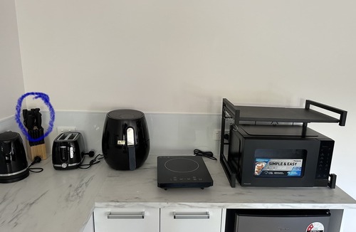 Auckland Apartment | New Lynn Self-Contained Unit near Golf Course.