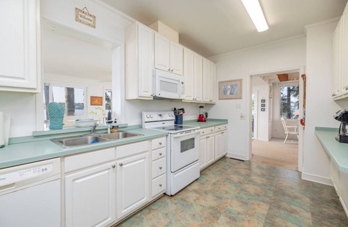 Ebony House | New! Main Lake View, Pet-Friendly, Firepit, Dock