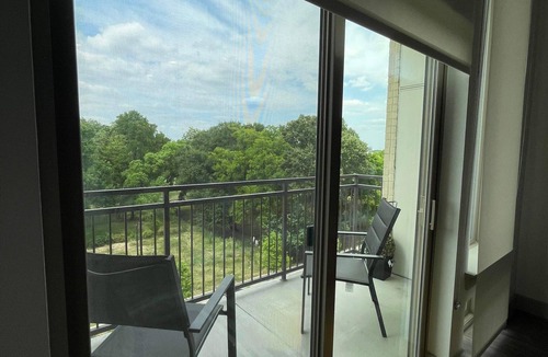 Washington Ave./ Memorial Park Apartment | New! Master Suite w/Skyline Views - Art Dist