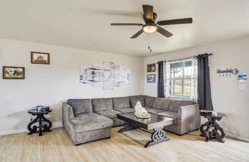 Tucumcari House | New Mexico Smart Home w/Private Yard & Grill