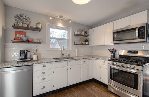 Rosedale House | *NEW* Mid-Century Modern Bungalow! Ideal Location -3Bed/2BR