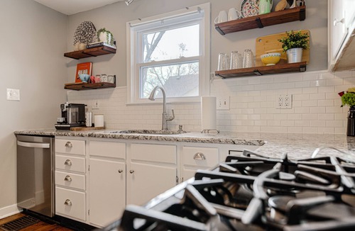 Rosedale House | *NEW* Mid-Century Modern Bungalow! Ideal Location -3Bed/2BR