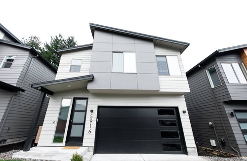 Minnehaha House | NEW mid- century modern 4bedroom oasis