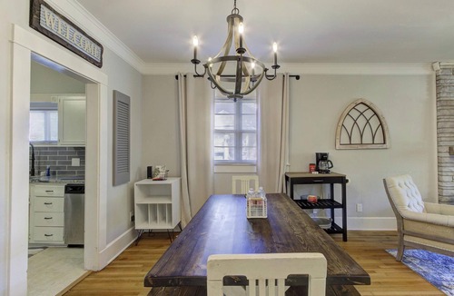 Crosstown House | *NEW* Midtown Delight | 5 beds | 5 TVs