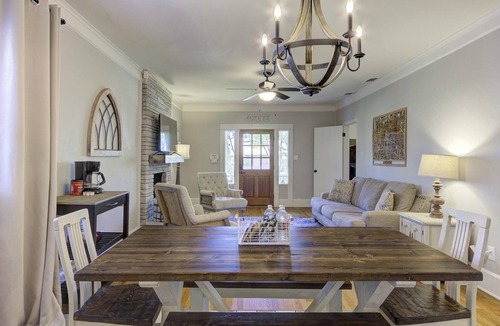 Crosstown House | *NEW* Midtown Delight | 5 beds | 5 TVs