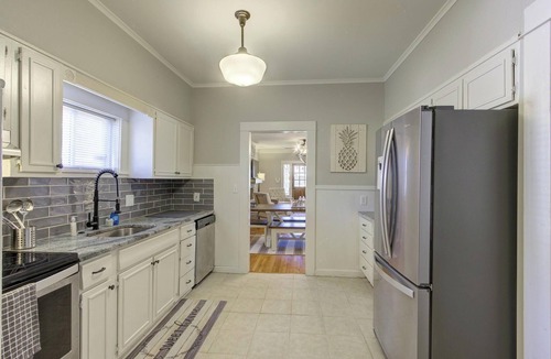 Crosstown House | *NEW* Midtown Delight | 5 beds | 5 TVs