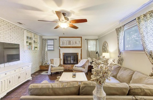 Crosstown House | *NEW* Midtown Delight | 5 beds | 5 TVs