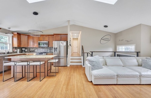 North Providence House | NEW! Minimal Modern Home Getaway