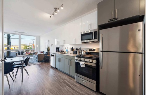 Palmer Square Apartment | New, Modern 1 King City Escape