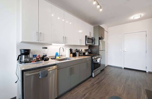 Palmer Square Apartment | New, Modern 1 King City Escape