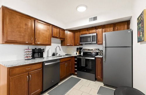 Royal Oak Apartment | New! Modern 1st Floor 1BR | King Suite | Royal Oak
