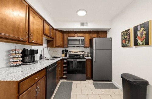 Royal Oak Apartment | New! Modern 1st Floor 1BR | King Suite | Royal Oak