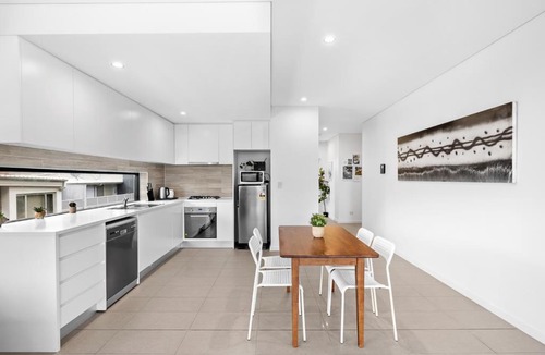 Homebush Apartment | New Modern 2BR 2 baths Apt in Homebush Sleeps 6