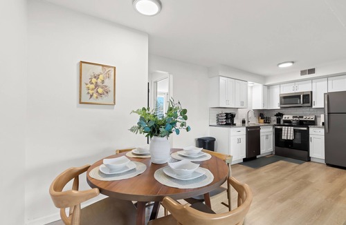 Royal Oak Apartment | New! Modern 2BR by Downtown Royal Oak | King Beds