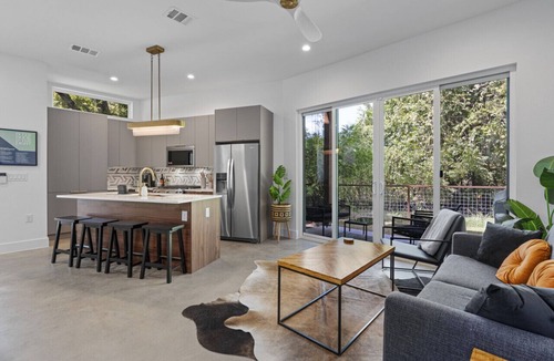 MLK Apartment | *New Modern 2BR Home in Austin`s East Side - Sleeps 5*