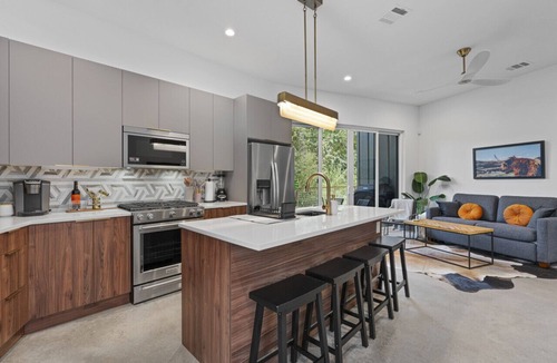 MLK Apartment | *New Modern 2BR Home in Austin`s East Side - Sleeps 5*