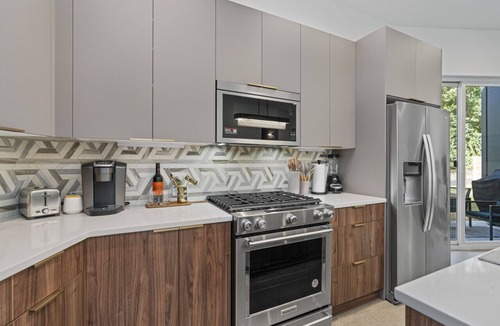 MLK Apartment | *New Modern 2BR Home in Austin`s East Side - Sleeps 5*