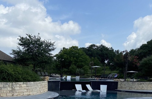 Austin Apartment | NEW-Modern 2BR w/2 min drive to Shops/Food/Entmt