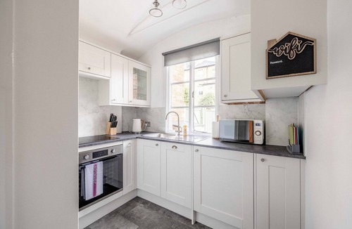 Windsor House | NEW! Modern 3 bed Cottage, Central Windsor