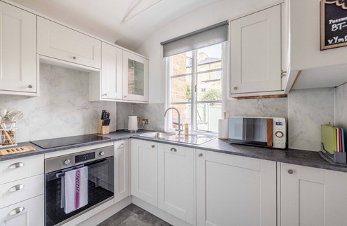 Windsor House | NEW! Modern 3 bed Cottage, Central Windsor