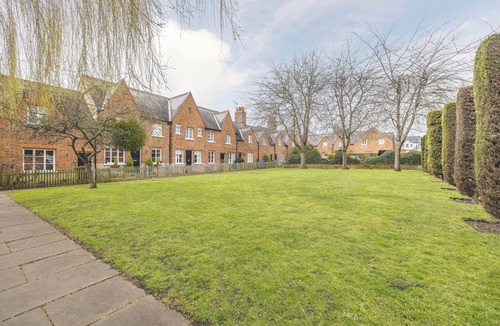 Windsor House | NEW! Modern 3 bed Cottage, Central Windsor