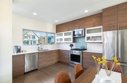 Old Ballard House | New modern 3B3B w/rooftop deck & 240v EV charging