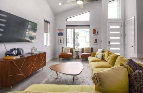 St. Johns House | New Modern 3BR 2.5BA North Loop, Cowboy Pool and Patio by Austin Vacay
