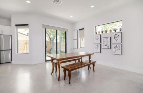 St. Johns House | New Modern 3BR 2.5BA North Loop, Cowboy Pool and Patio by Austin Vacay