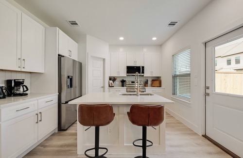 Grand Prairie House | New Modern 3Br Home 9 minutes from DFW Airport 12 minutes from AT&T Stadium