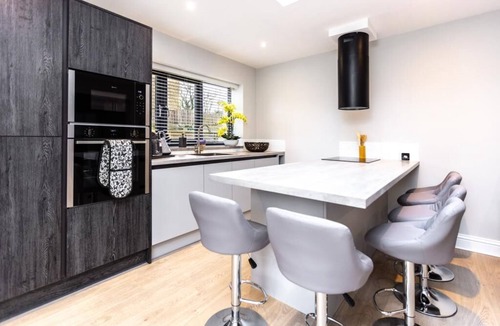 Oxford House | New modern 4 bed, 3.5 bath house free parking