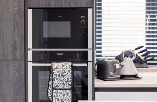 Oxford House | New modern 4 bed, 3.5 bath house free parking